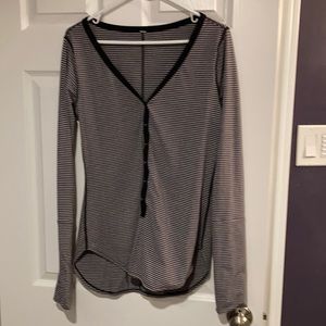 Lululemon women’s size 10 long sleeve Henley shirt